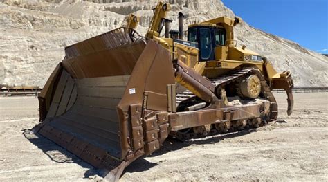 Operating Weight 229800 lb Operating Weight 250665 lb Note D11 Operating Weight: Includes blade tilt cylinders, coolant, lubricants, full fuel tank, ROPS, FOPS cab, 11U ABR bulldozer, single-shank ripper with pin-puller, fast fuel, 710 mm (28 in) ES shoes, and operator. 